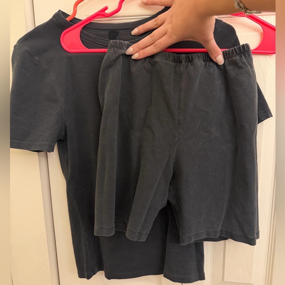 BUNDLE SKIMS Short Sleeve Crewneck & Biker Shorts set - Picture 3 of 5